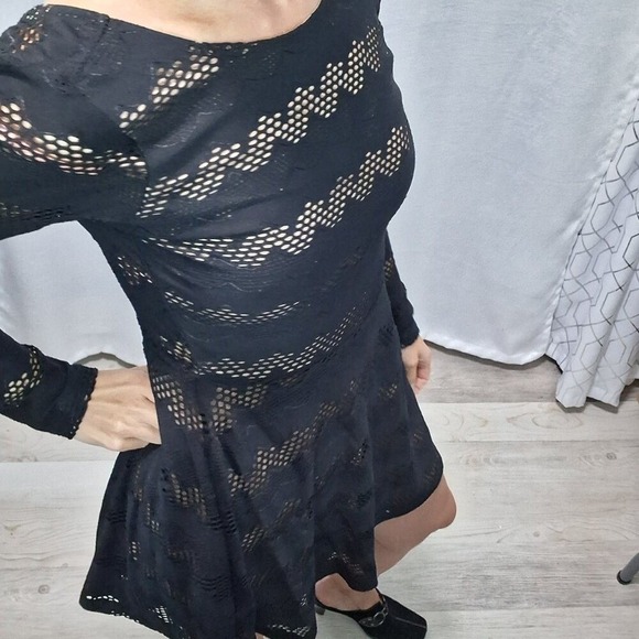 Item 23 – Sultry Sophistication: Lace Peek-Through Derek Heart Long Sleeve Form- - Picture 4 of 6